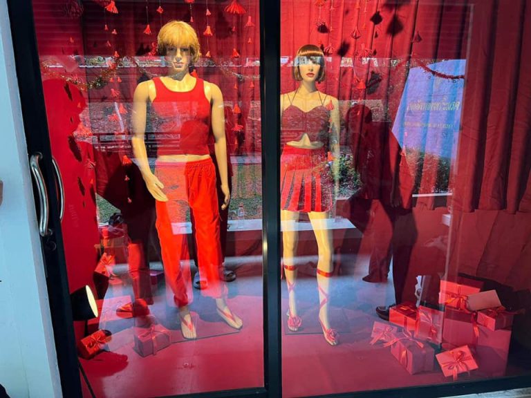ผลงานการจัดwindow display ของนศ.การตลาดชั้นปีที่2 และนศ.ที่เรียนสมทบ วิชาการออกแบบทางการตลาด