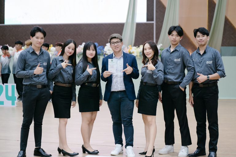 โปรแกรมวิชาการจัดการการค้าสมัยใหม่ คว้า 2 รางวัลชนะเลิศ ผลงานการจัดการศึกษา CWIE ด้านการจัดการ ดีเด่น